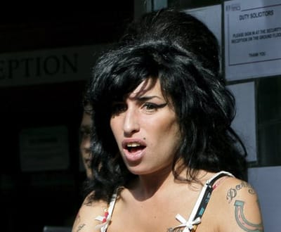 Amy Winehouse não assume culpa da agressão a fã (fotos) - TVI