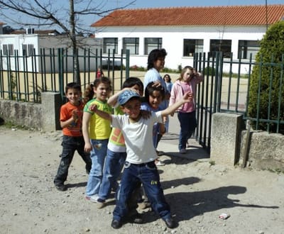 SOS Racismo repudia «acto discriminatório» em escola - TVI