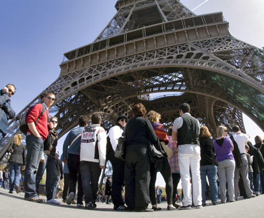 Torre Eiffel fechada devido a «greve»