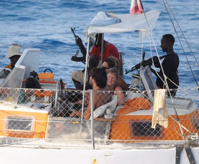 Piratas fazem ultimato, 16 tripulantes em risco - TVI