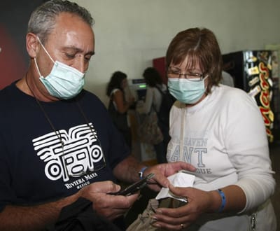 Gripe A: portugueses «expulsos» de avião por usarem máscara - TVI