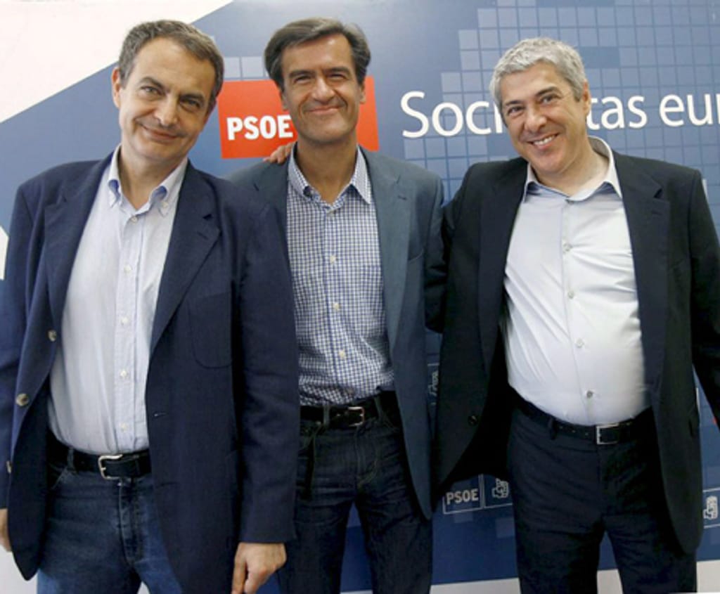 Presidente do PSOE, Jose Luis Rodriguez Zapatero, com o cabeça de lista às Europeias, Juan Fernando Lopez Aguilar, e o líder do PS, José Sócrates
