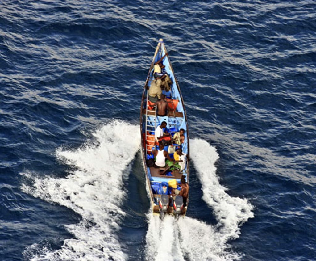Fragata Corte-Real avista piratas (foto Lusa)
