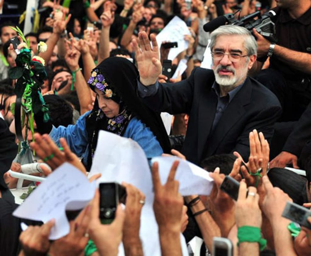 Manifestação de Mir-Hossein Moussavi com os seus apoiantes