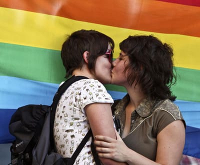 Lésbica «invade» apresentação de livro contra casamento gay - TVI