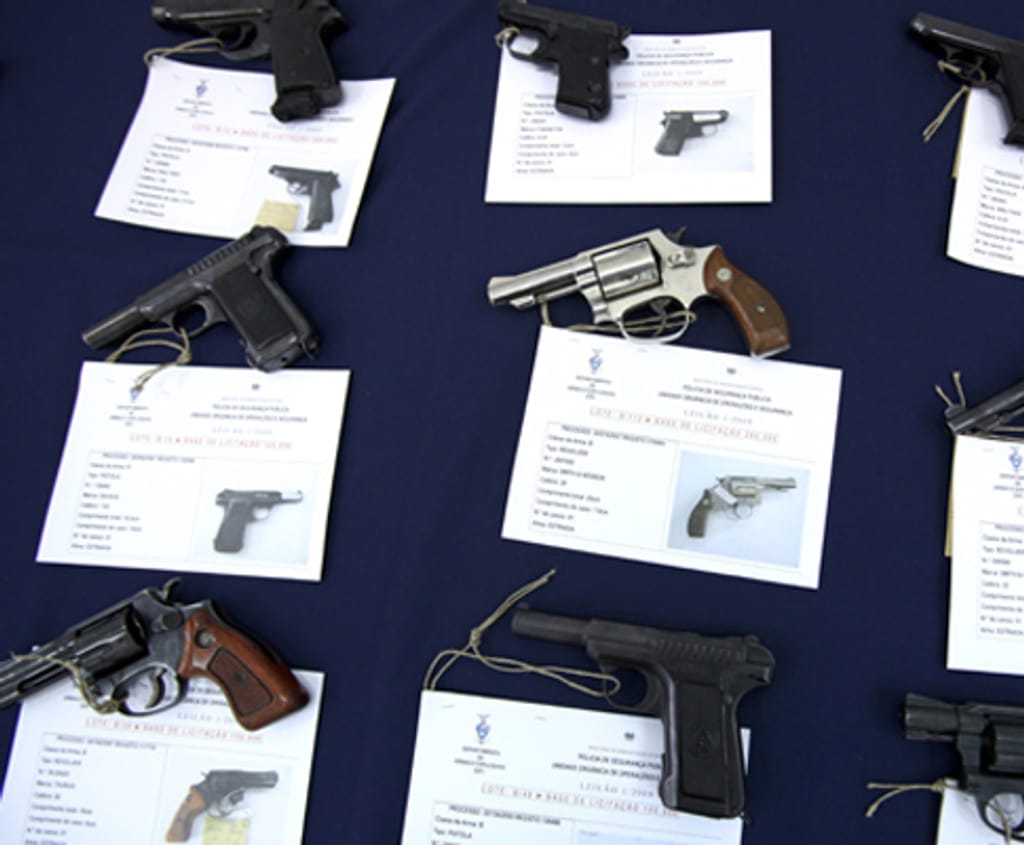 Armas em exposição no leilão da PSP