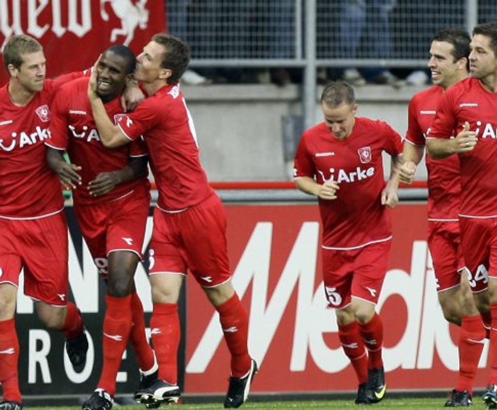 Jogadores do Twente festejam golo de Douglas