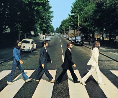 Fãs fazem recriação de foto dos Beatles em «Abbey Road» - TVI