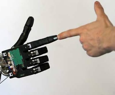 Portugueses desenvolvem mão robótica inteligente - TVI