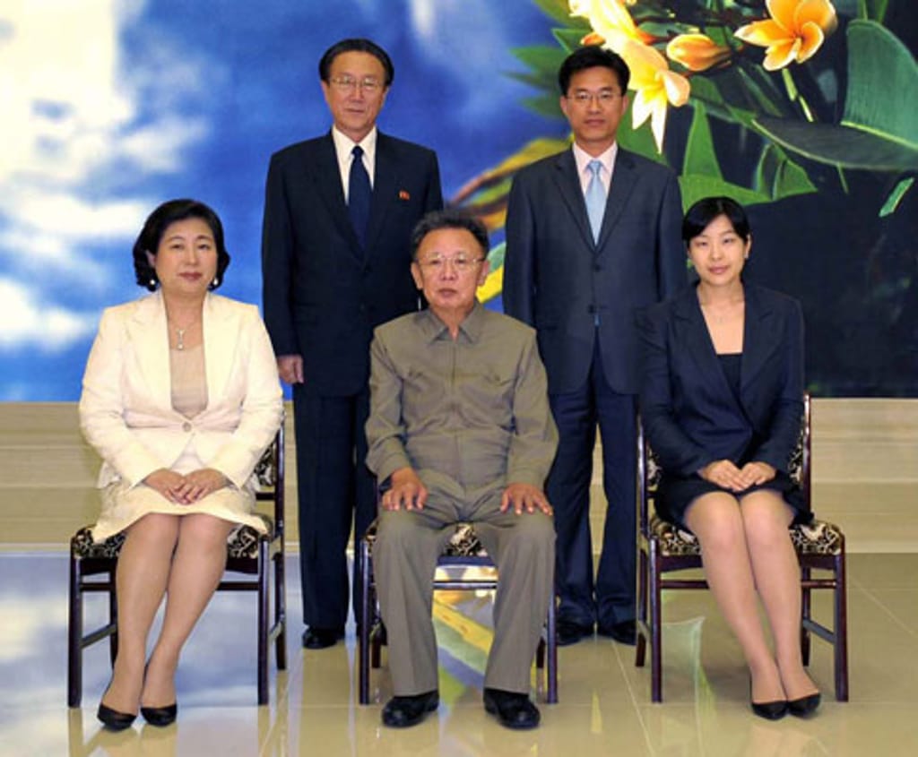 Kim Jong Il com responsáveis da Hyundai
