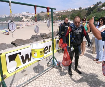 Voluntários limparam praias do Alentejo - TVI