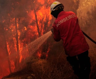 15 incêndios em Portugal, nove  por controlar - TVI