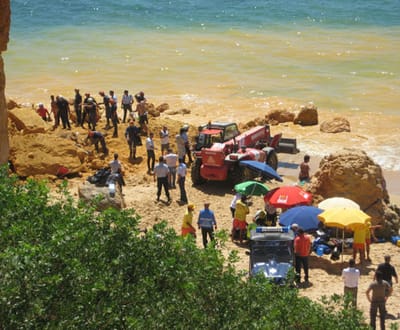 Derrocada: praia de S. Rafael vedada a banhistas - TVI