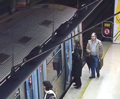 Lisboa: mala abandonada interrompe linha azul do Metro - TVI