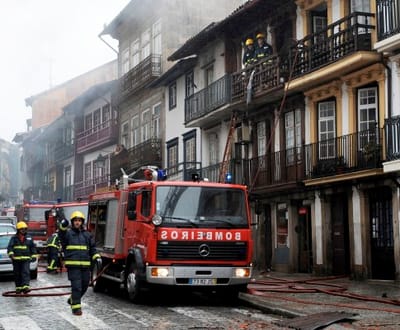 Incêndio em Guimarães desaloja dez pessoas - TVI