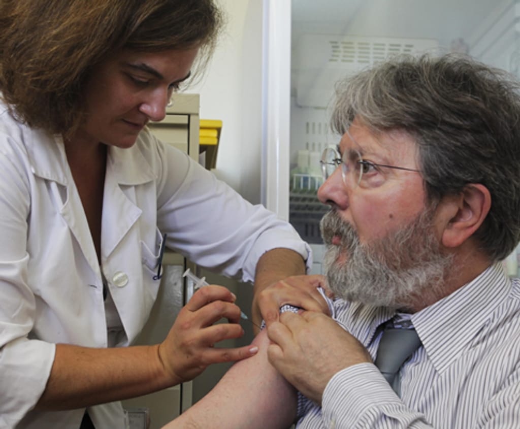 Francisco George, director-geral de Saúde a receber a vacina contra a gripe A