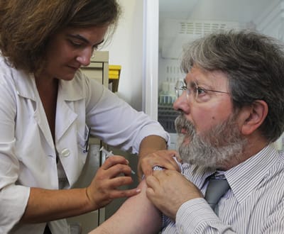 «Nenhum dado coloca em causa a vacina contra a Gripe A: é segura» - TVI
