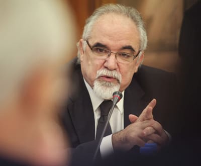 Ministro da Economia afasta revisão da lei do trabalho - TVI
