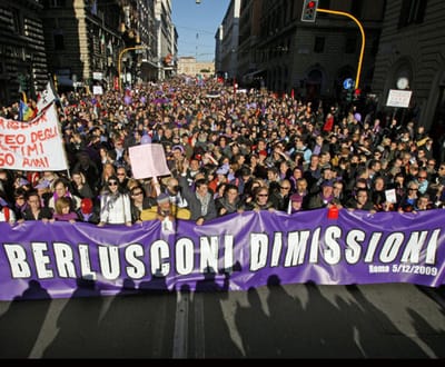 Itália: milhares na rua para exigir a demissão de Berlusconi - TVI