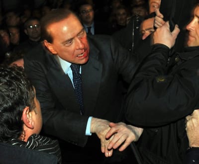 Berlusconi passa noite tranquila apesar das dores - TVI