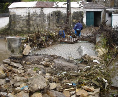 Madrugada deixa «rastro de destruição» em Torres Vedras - TVI