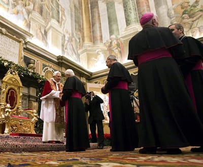 Vaticano expulsa corista por facilitar encontros com gays - TVI