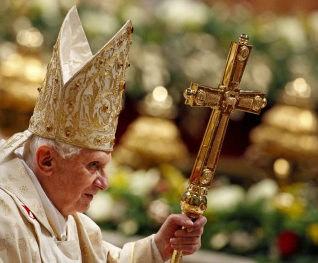 Papa empurrado durante missa