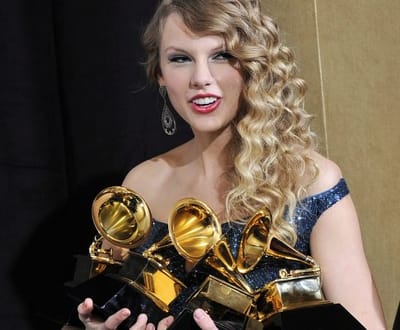 Grammys: Taylor Swift foi a segunda mais premiada da noite - TVI