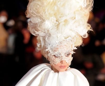 Lady Gaga arrecada três Brit Awards (fotos + vídeos) - TVI