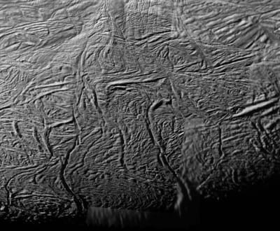 Sonda revela estranho mundo da lua de Saturno - TVI