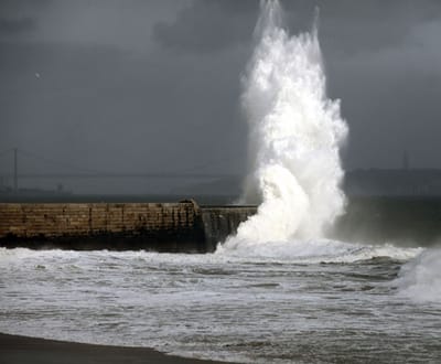 Porto: onda «gigante» fere cinco pessoas - TVI