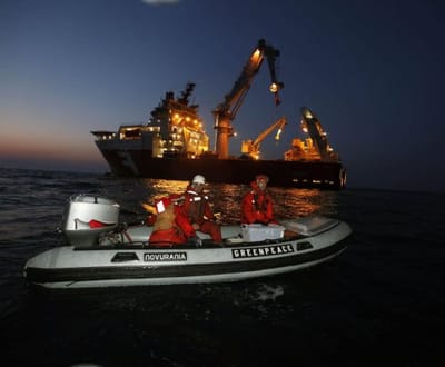 Activistas amarram-se a cargueiro com carne de baleia - TVI
