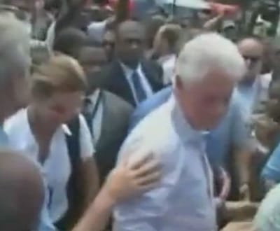Bush limpa mão à camisa de Clinton depois de cumprimentar haitianos - TVI
