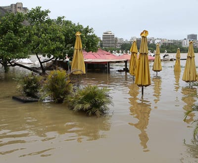 Brasil: milhares de desalojados pela chuva recebem ajuda - TVI