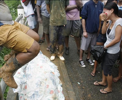 Dois corpos resgatados na Favela da Rocinha - TVI