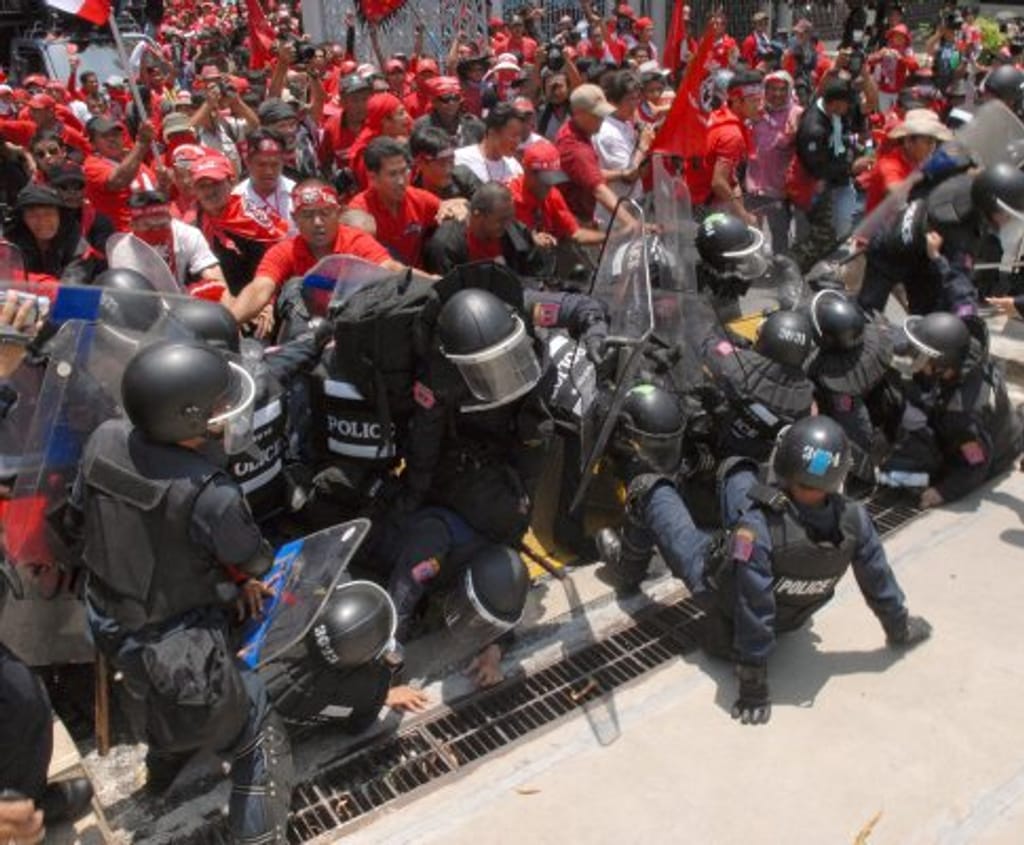 Camisas vermelhas invadem Parlamento