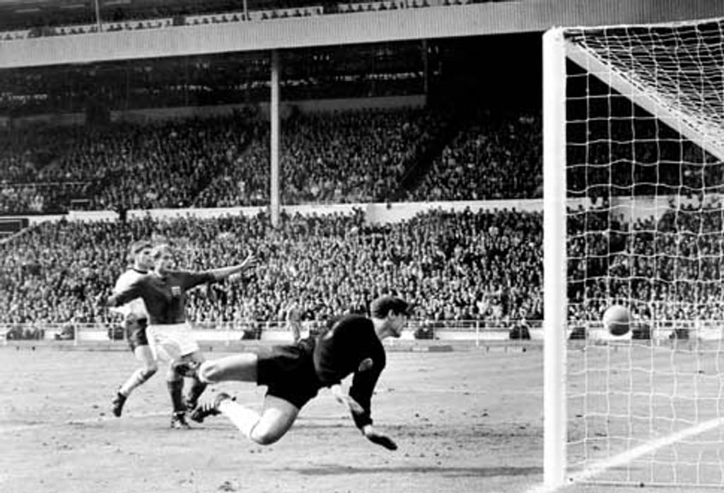 Mundial 1966: Hurst marca o golo mais polémico de sempre (foto Atlântico Press/Press Association)