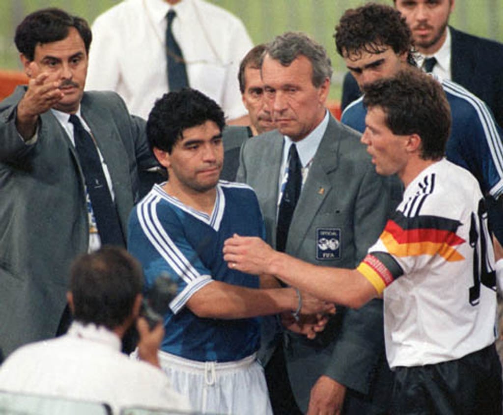 Mundial 1990: a amarga passagem de testemunho de Maradona a Matthaus (foto Atlântico Press/Picture Alliance/DPA)