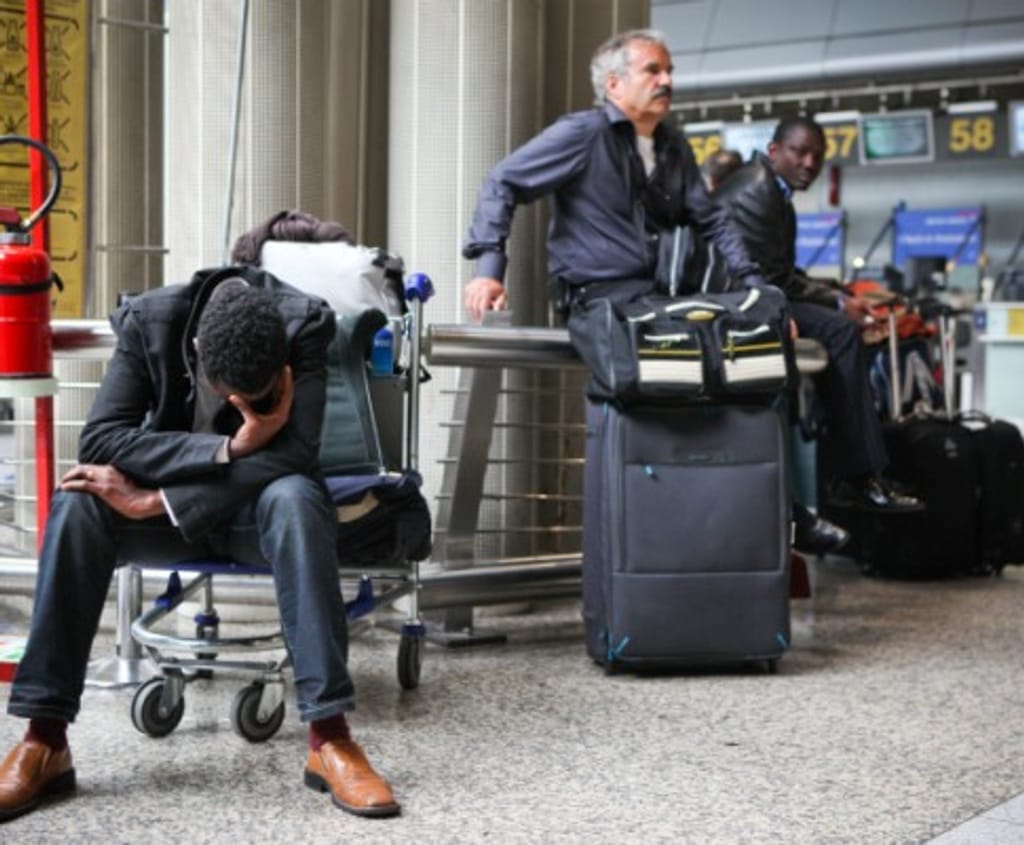 Passageiros à espera no aeroporto de Lisboa