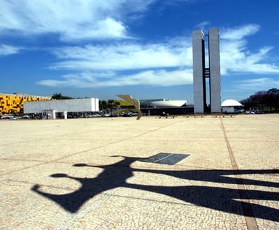 Ex-governador de Brasília paga multa e perde direitos políticos - TVI