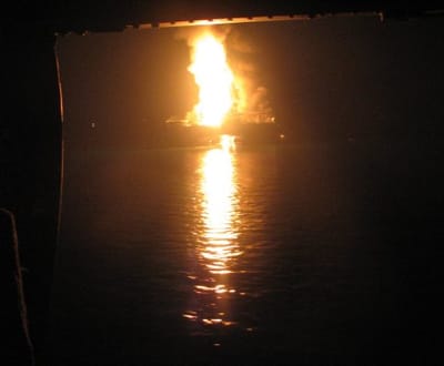 Explosão de plataforma atira mil barris de petróleo por dia para o mar - TVI