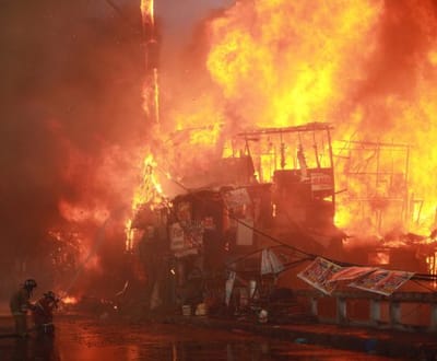 Incêndio destrói parte de uma fábrica em Paços de Ferreira - TVI