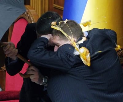 Murros e arremesso de ovos no Parlamento ucraniano - TVI