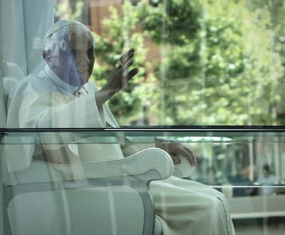 «O chefe mandou parar o trabalho para vermos o Papa» - TVI