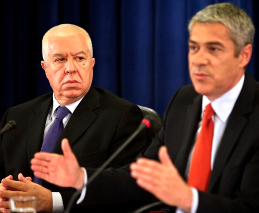 José Sócrates e Teixeira dos Santos em conferência de imprensa após reunião do conselho de ministros
