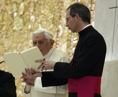 Autoridades esperam regresso do Papa em 2017 - TVI