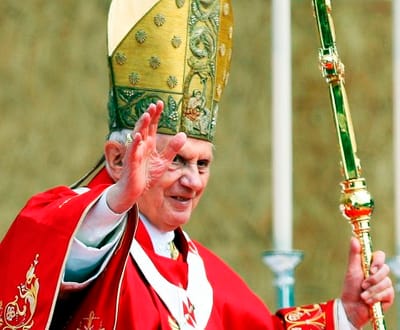 Papa pede revisão do modelo económico global - TVI