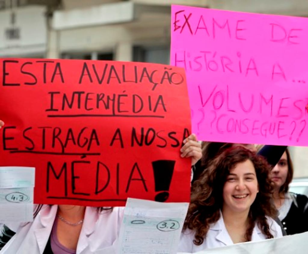 Isabel Alçada ouve alunos que se manifestam (LUSA)