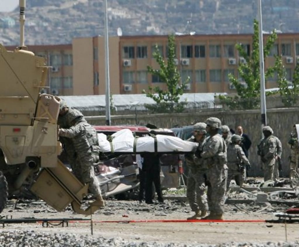 Ataque suicida em Cabul (EPA/S. SABAWOON)