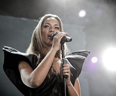 Leona Lewis caiu em palco - TVI